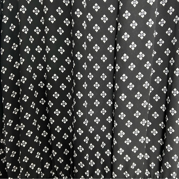 EXPRESS BLACK WHITE FLORAL WOMEN LONG SLEEVE POLYESTER DRESS SIZE MEDIUM - Picture 5 of 5